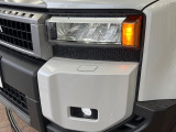 【LEDヘッドライト】悪天候や夜間走行時も良好な視界を確保し安心して運転できる高輝度LEDヘッドライトを装備!点灯速度が早く、消費電力も抑えられています。
