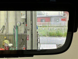 デジタルインナーミラーが付いています。車両後方カメラの映像をインナーミラー内のディスプレイに表示。