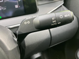 操作感に優れたウインカーレバーで、スムーズな車線変更をサポート。直感的に操作できるため、安全運転に貢献します。
