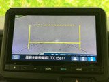 後退時の安全性を高めるバックモニター。駐車や狭い場所での運転をサポートします。周囲の状況を把握しやすく、安全運転に貢献します。