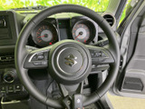 握りやすいステアリングは、運転操作をサポート。オーディオ操作スイッチなどが備わり、快適なドライブを演出します。
