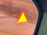 【後方車輛検知】走行中、ドアミラーの死角になりやすい箇所に後続車が接近するとサイドミラー付近に警告を表示、ドライバーに注意喚起をしてくれます。