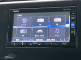 お好みの音楽をクリアな音質で楽しめます。CDやラジオ、スマートフォンなど、様々なソースに対応し、快適なドライブを演出します。