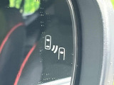 【ブラインドスポットモニター】走行中、ドアミラーの死角になりやすい箇所に後続車が接近するとサイドミラーのレンズに警告を表示!ドライバーに注意喚起をしてくれます。