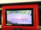 【バックカメラ】駐車時に後方がリアルタイム映像で確認できます。大型商業施設や立体駐車場での駐車時や、夜間のバック時に大活躍!運転スキルに関わらず、今や必須となった装備のひとつです!