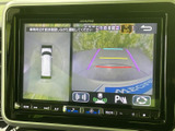 後方確認をサポートし、安全な運転に貢献。駐車時の狭いスペースでも、周囲の状況を把握しやすくなっています。