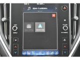 Apple CarPlay/Android Autoに対応しスマートフォンにインストールされているアプリを大画面に表示して使用できるほか、音声認識による操作も可能です。