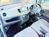 運転席まわり。ハンドルやスイッチ類のベタつき・汚れも清掃済みで気持ちよく運転していただけます