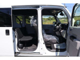 【両側スライドドア】ドアの開閉スペース不要!狭い駐車場でも安心して乗り降りすることができます!
