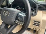 アダプティブクルーズコントロール搭載。 先行車を検知して、適切な車間距離を保てる速度に自動で調整し、先行車がいなくなった際は、設定速度で走行を続けます。