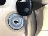 【キーレス】少し離れた場所からでもボタン一つでドアの開錠・施錠ができるのでとっても便利!ドアの鍵穴周りに傷をつけることもありません♪