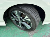 タイヤサイズは215/50R17です。日産純正アルミ装着車です。