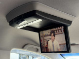 【フリップダウンモニター】後席用フリップダウンモニターを装備。天井から展開する大画面で、後席でも映像コンテンツを快適に楽しめます。ロングドライブ時の快適性を高める装備です。