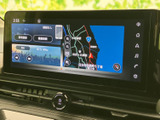高精細なディスプレイが、運転席からの操作をサポートし、より快適なドライブを楽しめます。