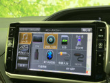 様々なメディアに対応し、車内を最高の音空間に変えます。お気に入りの音楽で、快適なドライブをお楽しみください。