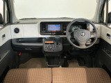 【インパネ】運転のしやすさを最優先に設計された見晴らしの良いフロントビュー。車両間隔が掴みやすく狭い道でも安心♪「安全」と「品質」を最優先に、安心してお乗りいただけるクルマを提供いたします。