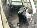 運転席からの視界は広く、運転操作もスムーズに行えます。シートの形状も工夫されており、長距離運転でも疲れにくいでしょう。快適なドライブを楽しめます。