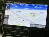 高精細なディスプレイが、運転をサポートします。直感的な操作性で、スムーズな目的地設定やオーディオ操作が可能です。快適なドライブを演出します。