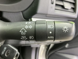 操作しやすい位置に配置されたウインカーレバー。確実な操作感で、安全な車線変更をサポートします。夜間でも見やすい設計です。