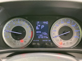 走行に必要な情報がひと目で確認できるデザインです。視認性に優れ、運転に集中できる環境を提供します。落ち着いた雰囲気も好印象です。
