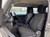 運転しやすいポジションで、快適なドライブをサポートします。シンプルな操作系で、初めての方でも安心して運転できます。収納も充実しています。
