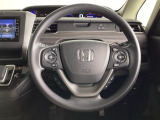 Hondaセンシング搭載ミリ波レーダーと単眼カメラで、クルマの前方の状況を認識。ブレーキやステアリングの制御技術と協調し、安心・快適な運転や事故回避を支援する先のシステムです