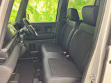 運転席からの視界は良好で、運転操作もスムーズに行えます。機能的な配置で、運転に集中できる環境です。