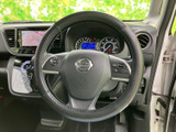 握りやすいステアリング形状です。操作性にも優れており、スムーズな運転をサポートします。運転中の疲労を軽減します。