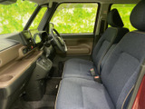 運転席からの視界は広く、運転操作もスムーズに行えます。快適なドライブをサポートする機能が充実しています。