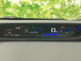 視認性の高いメーター類が、運転に必要な情報を的確に伝えます。運転席を洗練された空間に演出します。