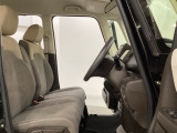 女性でも運転がしやすいように、シートの高さ調整機能(シートリフター)がついています。運転席と助手席の間が空いている為、助手席側への移動がスムーズです。交通量の多い道でも助手席側から乗り降りができます。
