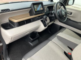 運転しやすい配置のスイッチ類と、見やすいメーター類がドライバーをサポート。快適な運転環境を実現しています。スムーズな操作性です。