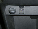 USB端子付き。最近、普及しているUSB。スマホやタブレット以外もUSB充電が増えていますよね。またスマホやメモリー媒体にお手持ちの、貴方のお気に入りの音楽を車内でも楽しめます♪