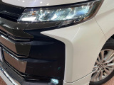 【LEDヘッドライト】悪天候や夜間走行時も良好な視界を確保し安心して運転できる高輝度LEDヘッドライトを装備!点灯速度が早く、消費電力も抑えられています。