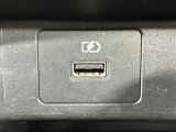 【アクセサリーソケット(電源ソケット)】電源からケーブルをつなげば、スマートフォンなどの電子機器の充電などを行うことができます!ゲーム機器や、カメラの充電にも便利ですね。