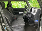 座り心地の良いシートと、機能的な内装がドライバーをサポート。スムーズな操作感で、運転に集中できます。