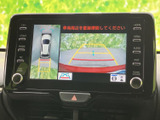後方の状況をしっかり確認できるバックモニター。狭い道や駐車場での運転を安心に変え、運転中の負担を軽減し、安全性を高めます。