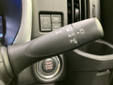 操作しやすい位置に配置されたウインカーレバー。オート機能も搭載し、運転操作をスムーズにします。直感的な操作で、安全な車線変更をサポートします。