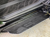 【電動サイドステップ】車高の高いお車でも、これがあれば小さいお子様の乗り降りも楽々♪スライドドアと連動して作動する為、煩わしい操作は不要です!