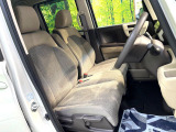 運転席まわりには十分なスペースがあり、大柄な方でもゆったり運転していただける環境です。