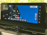 見やすい地図表示で、目的地へのナビゲーションもスムーズ。運転に集中できる環境をサポートします。
