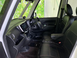 シンプルで機能的な運転席周り。操作しやすい配置で、運転に集中できます。快適なドライブをサポートする装備も充実しています。