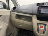 【グローブボックス】車検証、サングラスやCDなど小さい荷物が収納できるので車内を綺麗に整頓できますね。