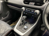 操作しやすいATシフトです♪シフトチェンジを気にしなくていいので運転だけに集中できますね!自然と手に届くところにある、手になじむ形状のシフトノブがいいですね♪