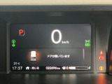 スタイリッシュなデザインのメーターが、運転席を洗練された空間に演出します。必要な情報をわかりやすく表示し、安全運転をサポートします。視認性も良好です。