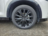 洗練されたデザインが足元を引き締めるCX-5純正アルミホイール。マツダらしい力強さと上質さを兼ね備え、車両全体のスタイルをより魅力的に演出します。美しい足元で所有する満足感を高めてくれる装備です。