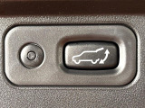 【パワーバックドア】スマートキーや運転席のボタンを押すだけでリアゲートが自動で開閉します!荷物を持っている時や、高い位置にあるバックドアを閉める際に便利な機能です♪