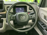 握りやすい形状のステアリングは、長距離運転でも疲れにくい設計です。操作性にも優れ、快適なドライビングをサポートします。