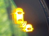 【ブラインドスポットインフォメーション】走行中、ドアミラーの死角になりやすい箇所に後続車が接近するとサイドミラー付近に警告を表示、ドライバーに注意喚起をしてくれます。