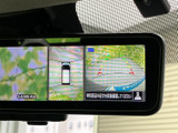 バックモニターが、狭い場所での駐車や車庫入れをサポートします。安全確認をサポートし、スムーズな運転を支援します。